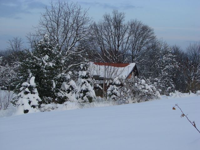 čučina kuća u snijegu